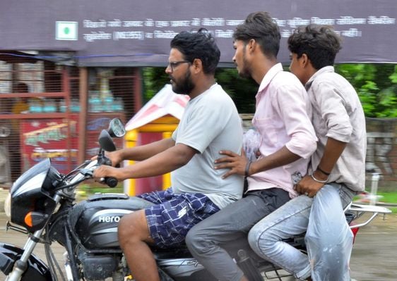 भामाशाह चौक से बिना हेलमेट के जाते बाइक सवार। संवाद