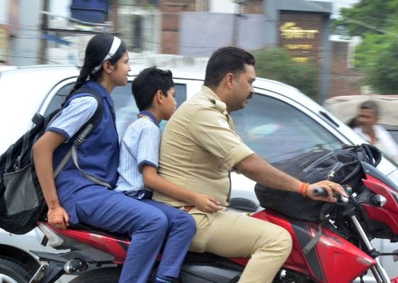 भामाशाह चौक से बिना हेलमेट के जाते बाइक सवार। संवाद