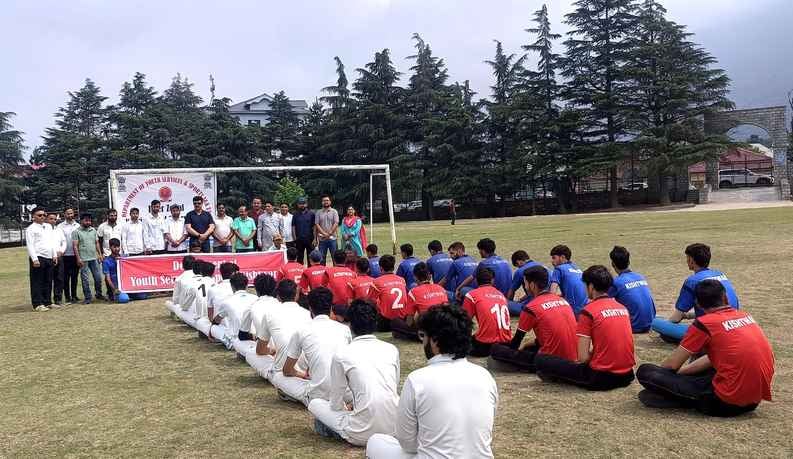 चौगान मैदान में अंडर-19 क्रिकेट ट्रायल के दौरान खिलाड़ी। चौगान मैदान में अंडर-19 क्रिकेट ट्रायल के दौरान खिलाड़ी।