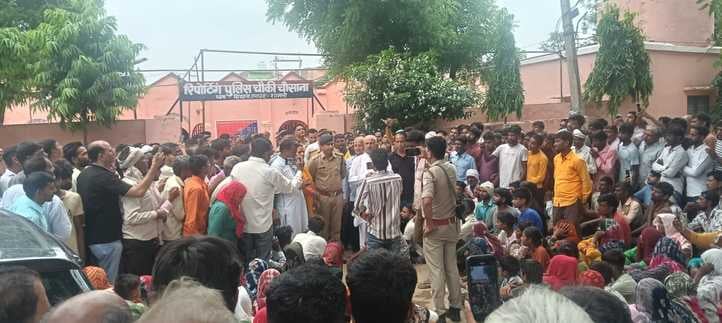 चौसाना चौकी पर धरना प्रदर्शन करते मृतक युवकों के परिजन । ग्रामीण चौसाना चौकी पर धरना प्रदर्शन करते मृतक युवकों के परिजन । ग्रामीण