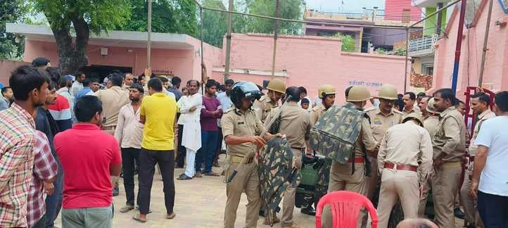 चौसाना चौकी पर धरना प्रदर्शन करते मृतक युवकों के परिजन । ग्रामीण चौसाना चौकी पर धरना प्रदर्शन करते मृतक युवकों के परिजन । ग्रामीण