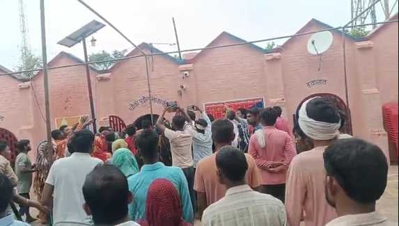 चौसाना चौकी पर धरना प्रदर्शन करते मृतक युवकों के परिजन । ग्रामीण चौसाना चौकी पर धरना प्रदर्शन करते मृतक युवकों के परिजन । ग्रामीण