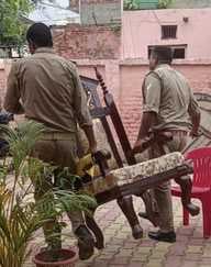 चौसाना चौकी पर धरना प्रदर्शन करते मृतक युवकों के परिजन । ग्रामीण चौसाना चौकी पर धरना प्रदर्शन करते मृतक युवकों के परिजन । ग्रामीण