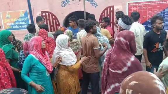 चौसाना चौकी पर धरना प्रदर्शन करते मृतक युवकों के परिजन । ग्रामीण चौसाना चौकी पर धरना प्रदर्शन करते मृतक युवकों के परिजन । ग्रामीण
