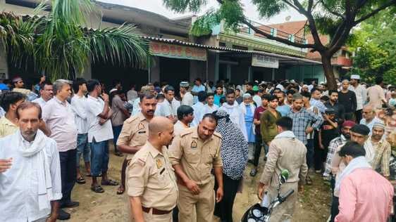 हंडिया में एलआईसी एजेंट की पीट पीटकर हत्या के मामले में चिह्नित किए गए संदिग्ध। स्रोत : वीडियो हंडिया में एलआईसी एजेंट की पीट पीटकर हत्या के मामले में चिह्नित किए गए संदिग्ध। स्रोत : वीडियो