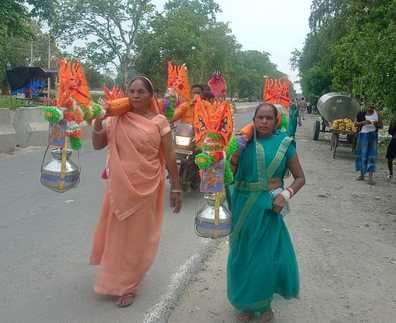 जलालाबाद में कांवड़ियों को भोजन कराते एसपी राजेश द्विवेदी। संवाद जलालाबाद में कांवड़ियों को भोजन कराते एसपी राजेश द्विवेदी। संवाद
