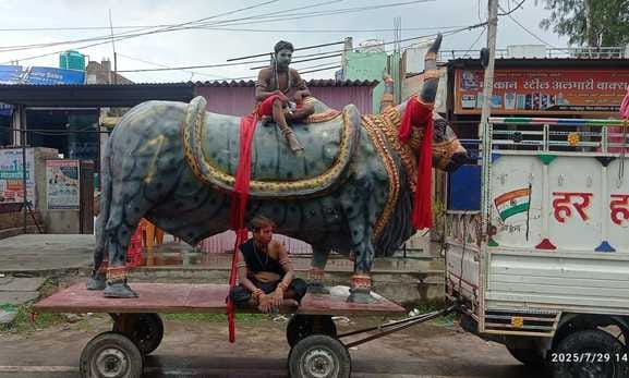 जलालाबाद में कांवड़ियों को भोजन कराते एसपी राजेश द्विवेदी। संवाद जलालाबाद में कांवड़ियों को भोजन कराते एसपी राजेश द्विवेदी। संवाद