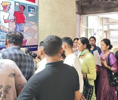 मेडिकल कॉलेज की मेडिसिन ओपीडी में लगी मरीजों की भीड़। संवाद मेडिकल कॉलेज की मेडिसिन ओपीडी में लगी मरीजों की भीड़। संवाद