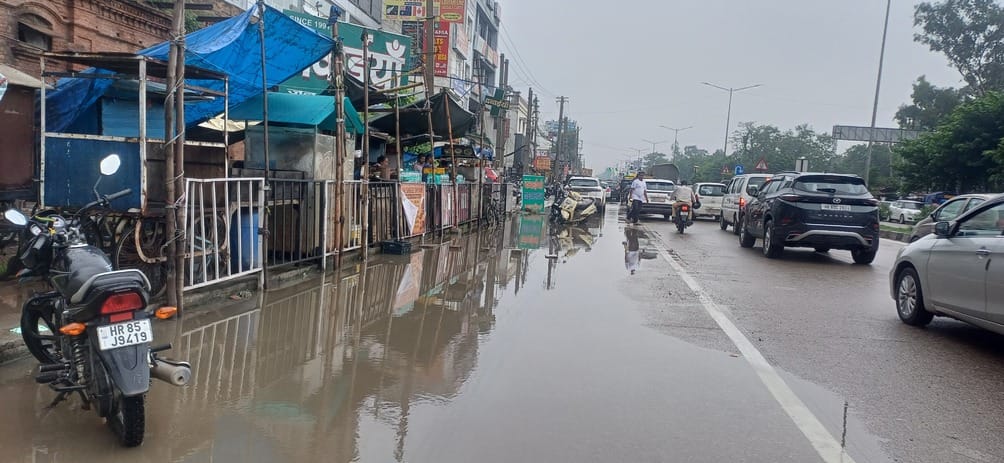 महेश नगर में अंबाला जगाधरी राजमार्ग पर जमा बरसात का पानी। संवाद महेश नगर में अंबाला जगाधरी राजमार्ग पर जमा बरसात का पानी। संवाद