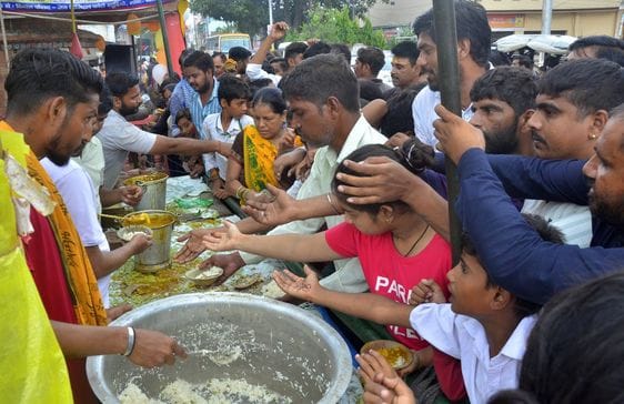 नाग देवता की मठिया बाहर लगी भक्तों की कतार।संवाद नाग देवता की मठिया बाहर लगी भक्तों की कतार।संवाद