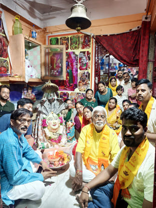 नाग देवता की मठिया बाहर लगी भक्तों की कतार।संवाद नाग देवता की मठिया बाहर लगी भक्तों की कतार।संवाद