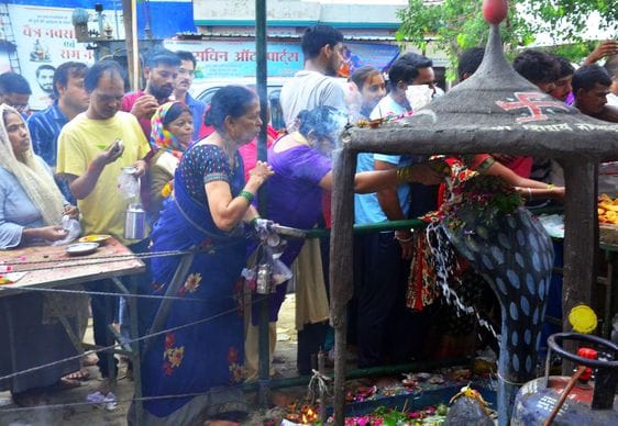 नाग देवता की मठिया बाहर लगी भक्तों की कतार।संवाद नाग देवता की मठिया बाहर लगी भक्तों की कतार।संवाद