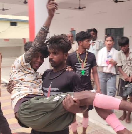 नगीना में बाइक की टक्कर से डाक कांवड़ के खंडित होने पर नाराज शिव भक्तों को समझाते थाना अध्यक्ष नगीना में बाइक की टक्कर से डाक कांवड़ के खंडित होने पर नाराज शिव भक्तों को समझाते थाना अध्यक्ष