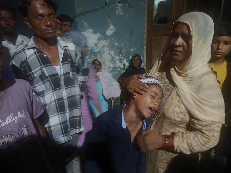 नजीबाबाद के गांव अलीपुरा में महिला की मौत के बाद गमजदा उसके बच्चे। स्रोत ग्रामीण नजीबाबाद के गांव अलीपुरा में महिला की मौत के बाद गमजदा उसके बच्चे। स्रोत ग्रामीण