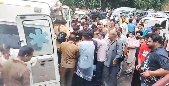 सुनहेत में टक्कर से क्षतिग्रस्त हुई एचआरटीसी की बस और श्रद्धालुओं की कार। -स्रोत: जागरूक पाठक सुनहेत में टक्कर से क्षतिग्रस्त हुई एचआरटीसी की बस और श्रद्धालुओं की कार। -स्रोत: जागरूक पाठक
