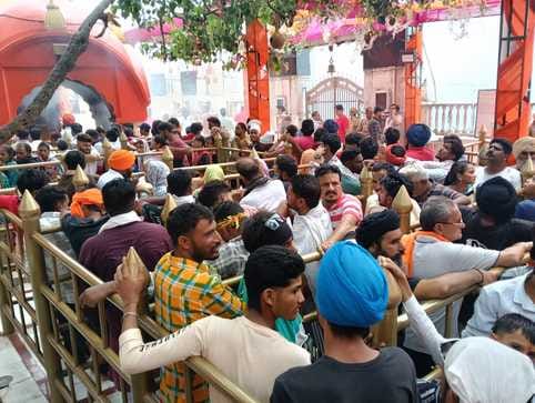श्री नयना देवी जी में श्रावण अष्टमी मेलों के दौरान बुधवार को दर्शनों के लिए कतारों में लगे श्रद