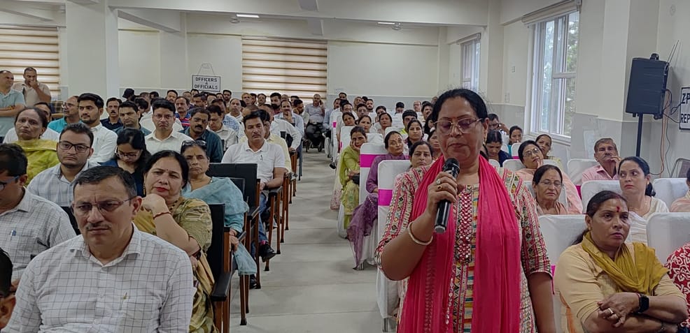 धर्मशाला में जिला परिषद की त्रैमासिक बैठक की अध्यक्षता करते हुए चेयरमैन रमेश बराड़। संवाद