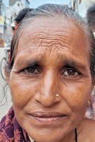 उझानी में आधार कार्ड के लिए डाकघर के सामने जुटे आवेदक। संवाद उझानी में आधार कार्ड के लिए डाकघर के सामने जुटे आवेदक। संवाद