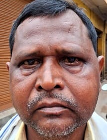 उझानी में आधार कार्ड के लिए डाकघर के सामने जुटे आवेदक। संवाद उझानी में आधार कार्ड के लिए डाकघर के सामने जुटे आवेदक। संवाद