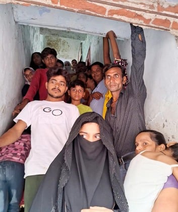 उझानी में आधार कार्ड के लिए डाकघर के सामने जुटे आवेदक। संवाद उझानी में आधार कार्ड के लिए डाकघर के सामने जुटे आवेदक। संवाद