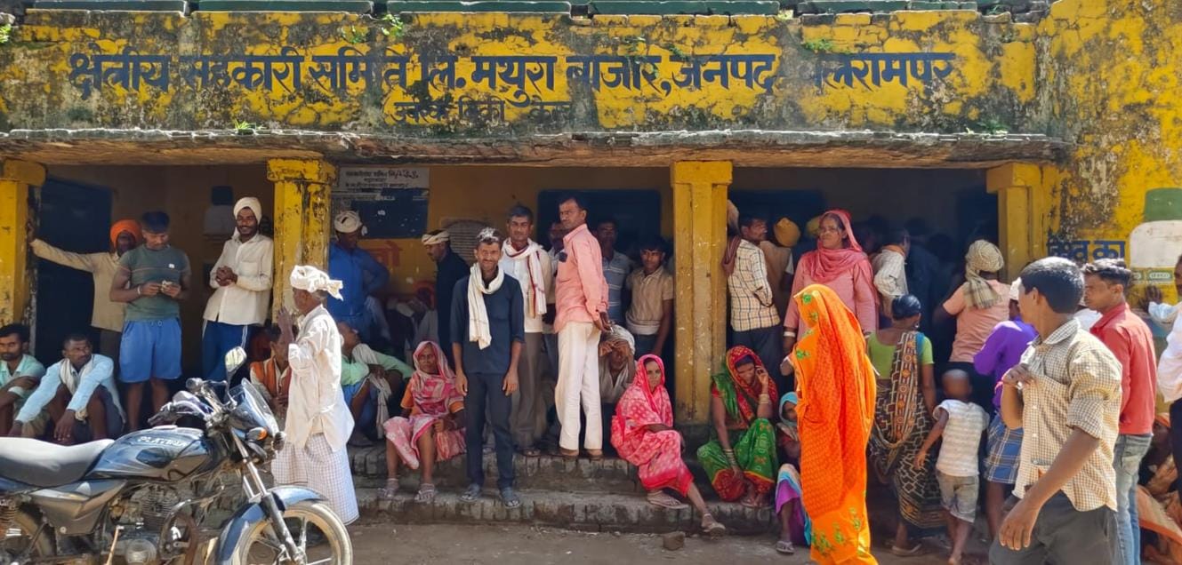 बलरामपुर के साधन सहकारी समिति कोहड़ौरा में खाद लेने के लिए जुटी किसानों की भीड़ ।-संवाद