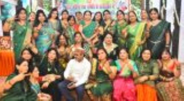 चारबाग के होटल में तीज उत्सव मनातीं महिलाएं। 