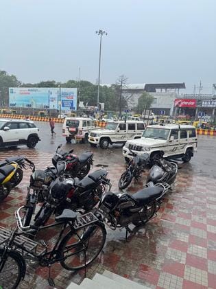 चारबाग स्टेशनः रिक्शा गली में अवैध टैक्सी, कैब, ई-रिक्शा का कब्जा