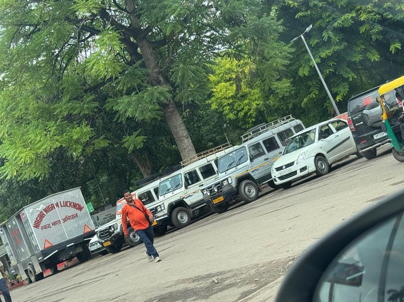 चारबाग स्टेशनः रिक्शा गली में अवैध टैक्सी, कैब, ई-रिक्शा का कब्जा