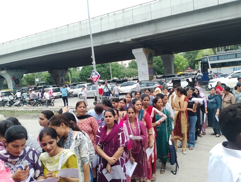 एचटीईटी की परीक्षा के लिए आर्य बाल भारती स्कूल के बाहर रोल नंबर देखते अभ्यर्थी। संवाद एचटीईटी की परीक्षा के लिए आर्य बाल भारती स्कूल के बाहर रोल नंबर देखते अभ्यर्थी। संवाद