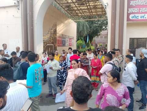 एचटीईटी की परीक्षा के लिए आर्य बाल भारती स्कूल के बाहर रोल नंबर देखते अभ्यर्थी। संवाद एचटीईटी की परीक्षा के लिए आर्य बाल भारती स्कूल के बाहर रोल नंबर देखते अभ्यर्थी। संवाद