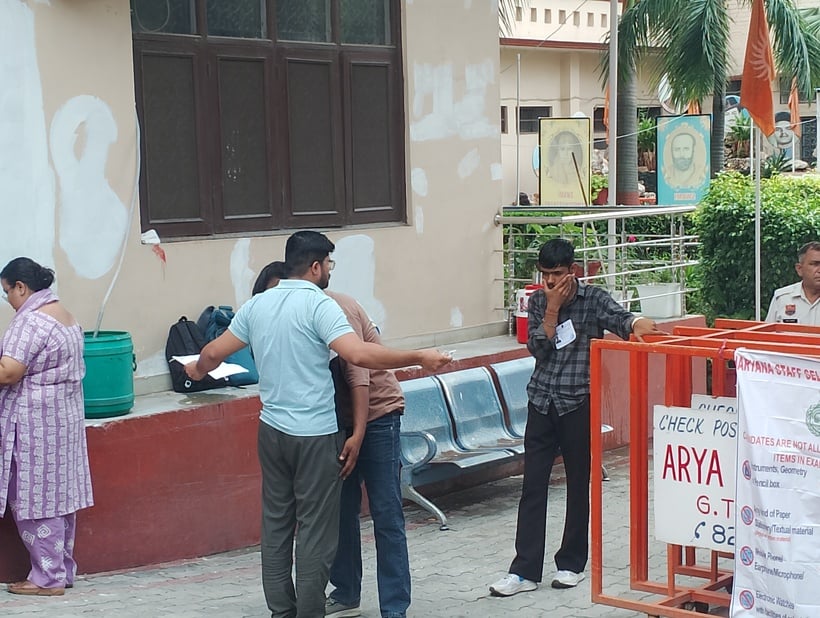 एचटीईटी की परीक्षा के लिए आर्य बाल भारती स्कूल के बाहर रोल नंबर देखते अभ्यर्थी। संवाद एचटीईटी की परीक्षा के लिए आर्य बाल भारती स्कूल के बाहर रोल नंबर देखते अभ्यर्थी। संवाद