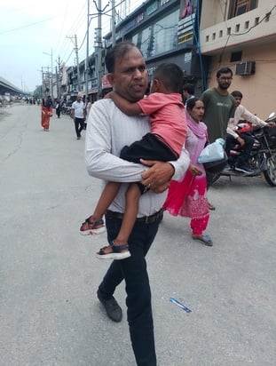 एचटीईटी की परीक्षा के लिए आर्य बाल भारती स्कूल के बाहर रोल नंबर देखते अभ्यर्थी। संवाद एचटीईटी की परीक्षा के लिए आर्य बाल भारती स्कूल के बाहर रोल नंबर देखते अभ्यर्थी। संवाद