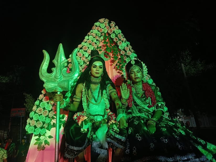 गंगा घाट से जल लेकर जलालाबाद से निकलते कांवड़िये। संवाद