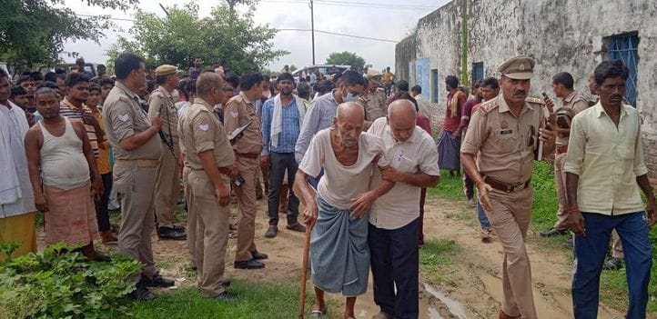 घटना स्थल पर बिलखते मृतक के परिजन व जुटे लोग। संवाद घटना स्थल पर बिलखते मृतक के परिजन व जुटे लोग। संवाद
