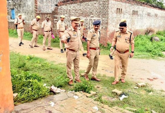 घटना स्थल पर बिलखते मृतक के परिजन व जुटे लोग। संवाद घटना स्थल पर बिलखते मृतक के परिजन व जुटे लोग। संवाद
