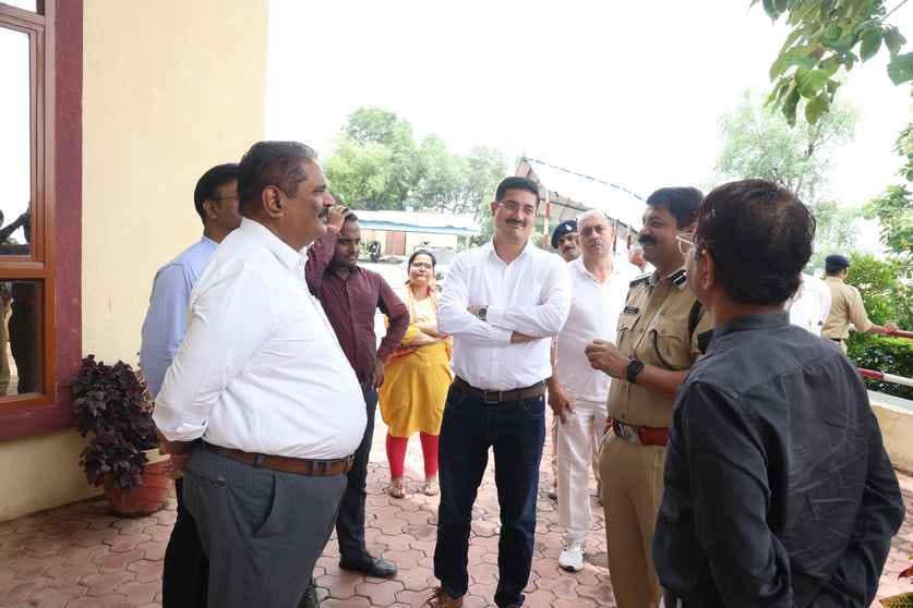 इंदिरा सागर पावर स्टेशन में कलेक्टर एसपी ने लिया सुरक्षा का जायजा