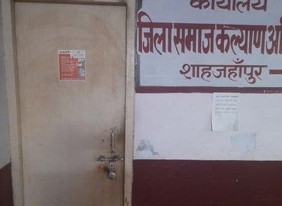कलक्ट्रेट में निर्वाचन कार्यालय के पास बने शौचालय में फैली गंदगी। संवाद कलक्ट्रेट में निर्वाचन कार्यालय के पास बने शौचालय में फैली गंदगी। संवाद