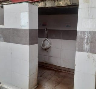 कलक्ट्रेट में निर्वाचन कार्यालय के पास बने शौचालय में फैली गंदगी। संवाद कलक्ट्रेट में निर्वाचन कार्यालय के पास बने शौचालय में फैली गंदगी। संवाद
