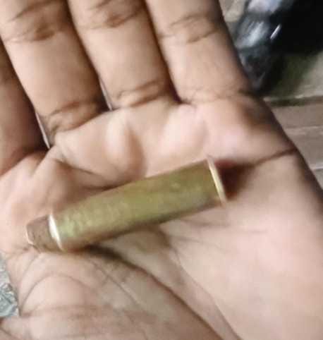 मोहल्ला मुन्नालाल में घर में की गई फायरिंग की सूचना के बाद मौके पर पहुंची पुलिस घटना की जानकारी