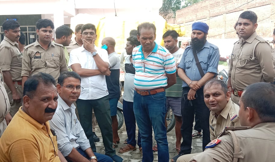 पलिया सीएचसी में रोते-बिलखते मृतक के परिजन। स्रोत पाठक पलिया सीएचसी में रोते-बिलखते मृतक के परिजन। स्रोत पाठक