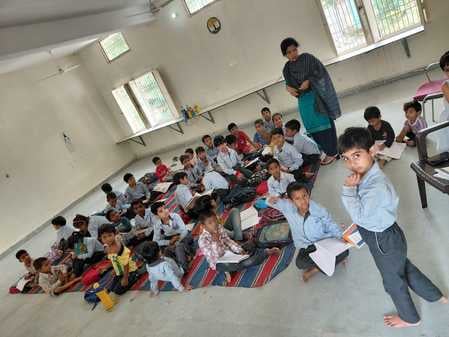 पीथड़ावास स्थित प्राइमरी पाठशाला के जर्जर भवन से उखड़ा छत से प्लास्टर। संवाद पीथड़ावास स्थित प्राइमरी पाठशाला के जर्जर भवन से उखड़ा छत से प्लास्टर। संवाद