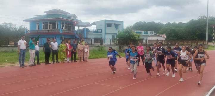 रेड रन मैराथन के विजेता खिलाड़ी स्वास्थ्य विभाग के अधिकारियों के साथ। स्रोत : संस्थान रेड रन मैराथन के विजेता खिलाड़ी स्वास्थ्य विभाग के अधिकारियों के साथ। स्रोत : संस्थान