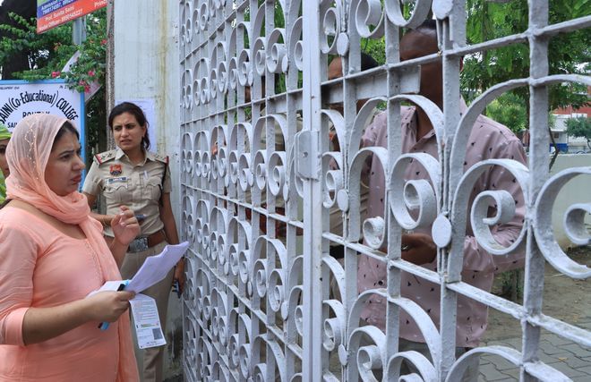 सैनी महाविद्यालय में एचटेट के लिए लाइन में खड़े अभ्यर्थी। संवाद