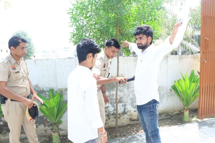 सैनी महाविद्यालय में एचटेट के लिए लाइन में खड़े अभ्यर्थी। संवाद सैनी महाविद्यालय में एचटेट के लिए लाइन में खड़े अभ्यर्थी। संवाद