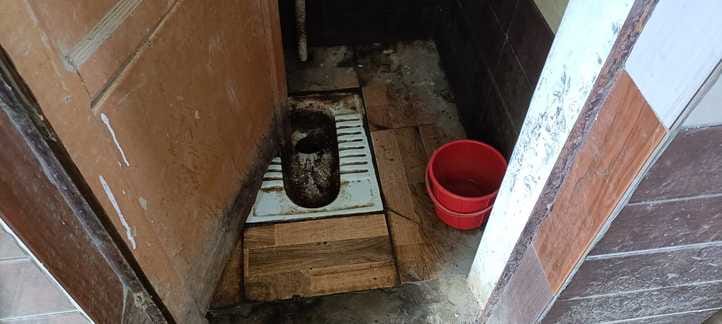 सदर तहसील के तीसरे तल पर बने शौचालय में गंदगी की भरमार संवाद सदर तहसील के तीसरे तल पर बने शौचालय में गंदगी की भरमार संवाद