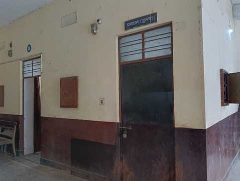 सदर तहसील के तीसरे तल पर बने शौचालय में गंदगी की भरमार संवाद सदर तहसील के तीसरे तल पर बने शौचालय में गंदगी की भरमार संवाद