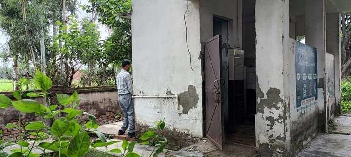सदर तहसील के तीसरे तल पर बने शौचालय में गंदगी की भरमार संवाद सदर तहसील के तीसरे तल पर बने शौचालय में गंदगी की भरमार संवाद