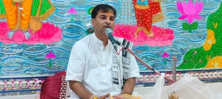 श्री लक्ष्मी नारायण मंदिर में शिव महापुराण कथा सुनते भक्त। स्रोत : मंदिर