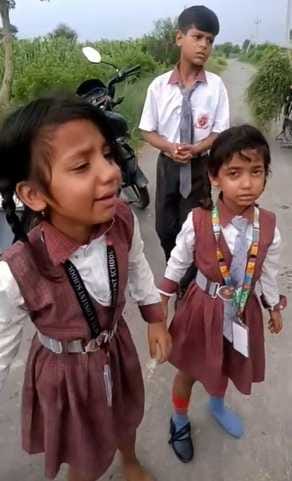 धामपुर में नहटौर मार्ग पर खेत में घुसी स्कूली वैन। वीडियो ग्रैब धामपुर में नहटौर मार्ग पर खेत में घुसी स्कूली वैन। वीडियो ग्रैब