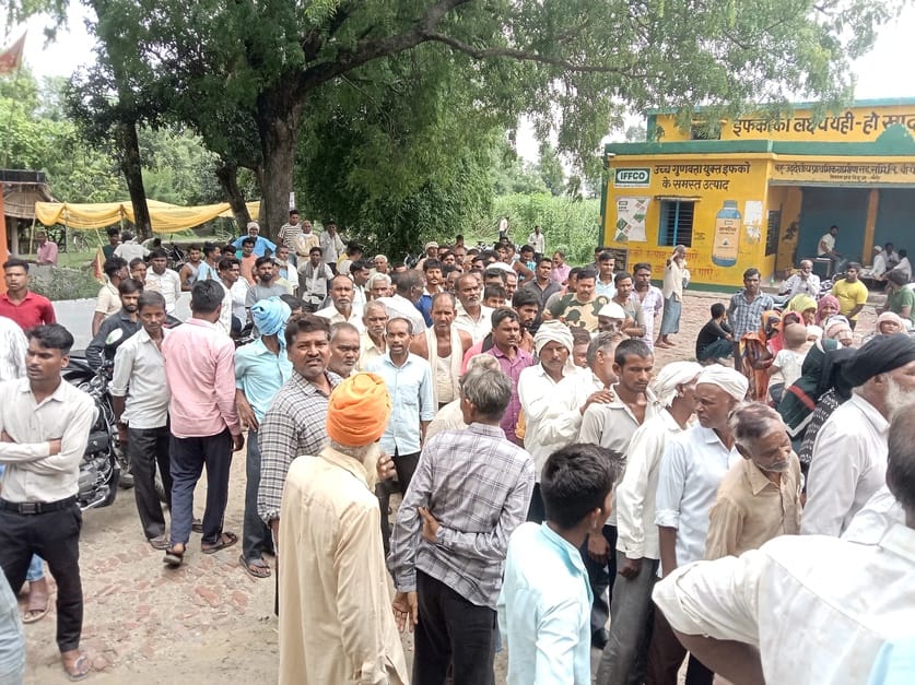 धौरहरा समिति में लगी यूरिया लेने वालों की भीड़। स्रोत ग्रामीण